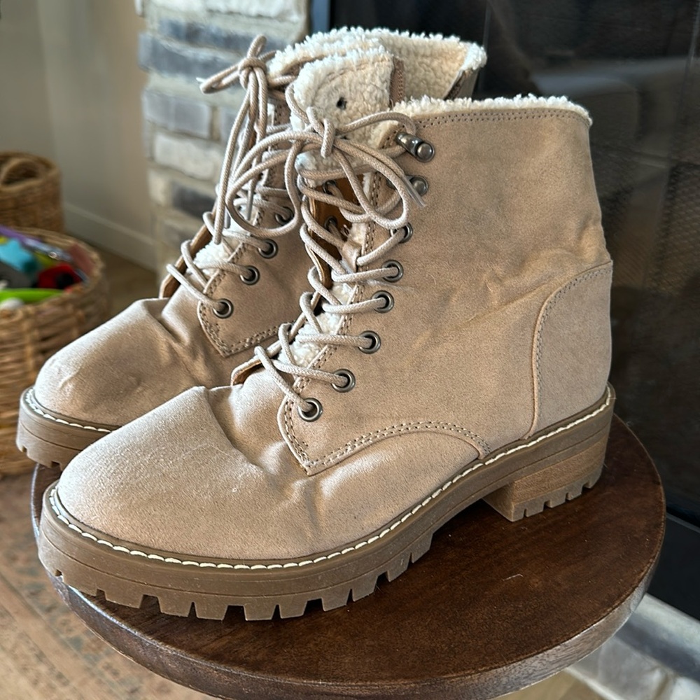 Light tan suede universal thread lace up fleece boot. Good condition!